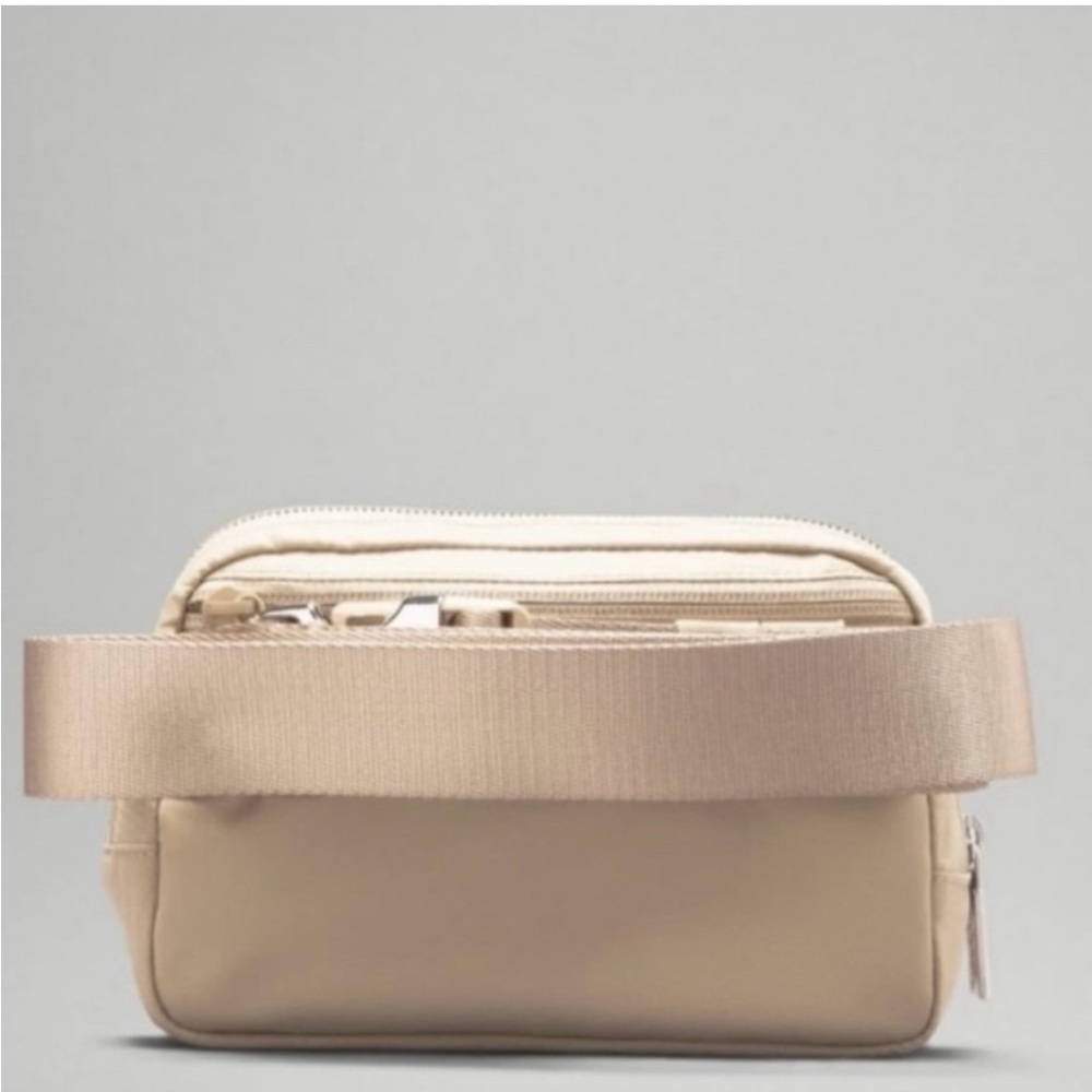 Lululemon 1L Belt Bag LIMITED EDITION EXCLUSIVE in Trench/White Opal Logo - Picture 5 of 15